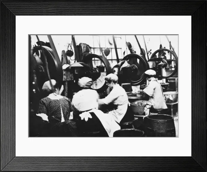 Framed Print : Women workers, World War I Framed Print : Women workers, World War I