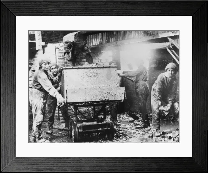 Framed Print : Women workers, World War I Framed Print : Women workers, World War I