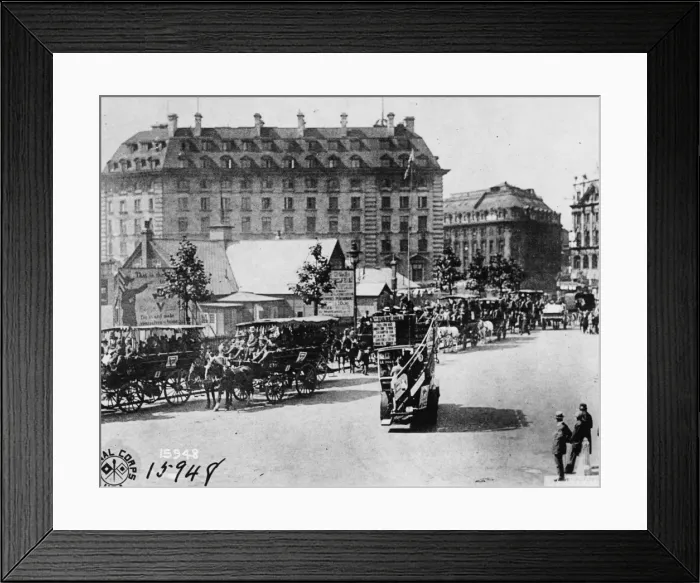 Framed Print : Indepence Day in London, 1918 Framed Print : Indepence Day in London, 1918