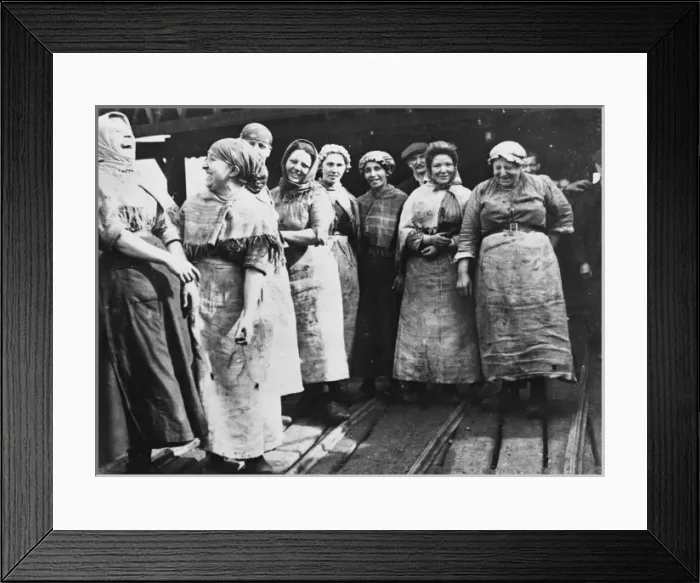Framed Print : Women workers, World War I Framed Print : Women workers, World War I