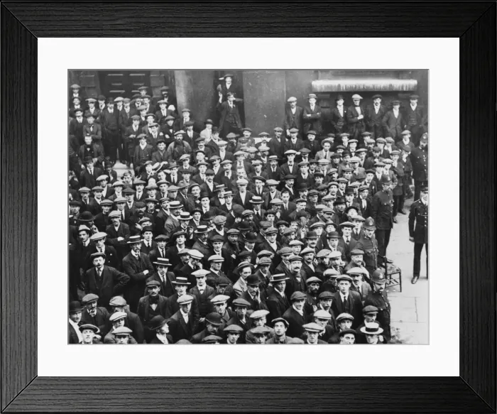 Framed Print : British Army recruits waiting for pay, 1914 Framed Print : British Army recruits waiting for pay, 1914