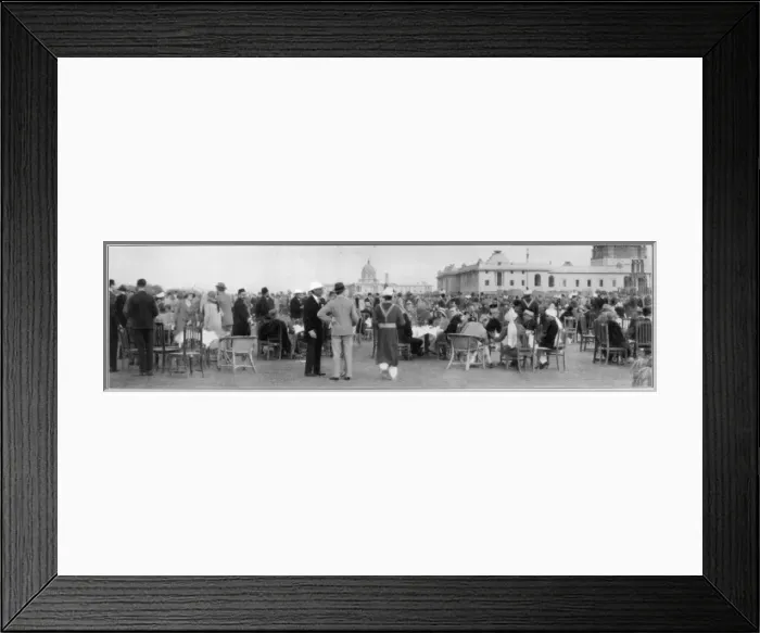 Framed Print : Tiffin on the lawns at New Delhi Framed Print : Tiffin on the lawns at New Delhi