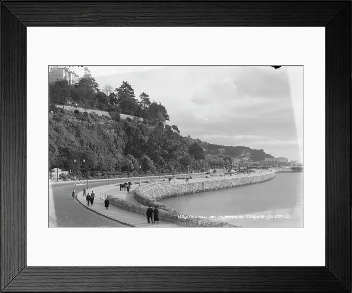 Framed Print : Sea Wall and Promenade in Torquay Framed Print : Sea Wall and Promenade in Torquay