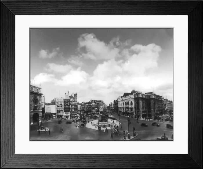 Framed Print : Piccadilly Circus, London 1947 Framed Print : Piccadilly Circus, London 1947
