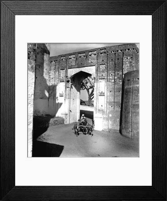 Framed Print : Street scene near Orchha, Madhya Pradesh, India Framed Print : Street scene near Orchha, Madhya Pradesh, India