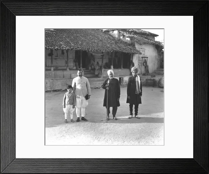 Framed Print : Street scene in Madhya Pradesh, India Framed Print : Street scene in Madhya Pradesh, India