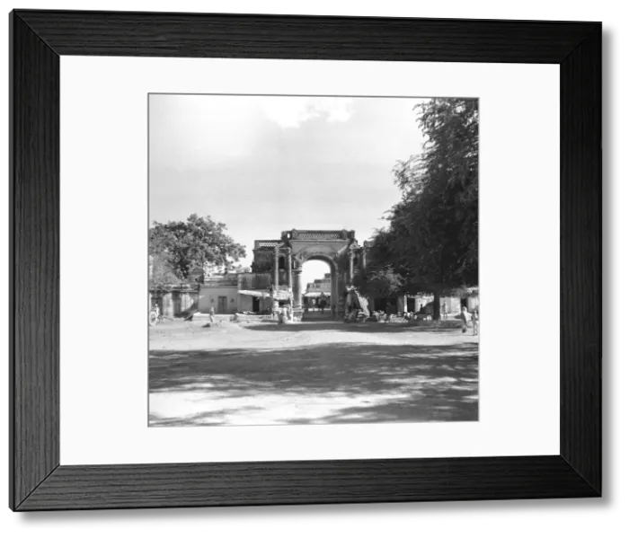 Framed Print : Madhya Pradesh - India - Gateway into a village Framed Print : Madhya Pradesh - India - Gateway into a village