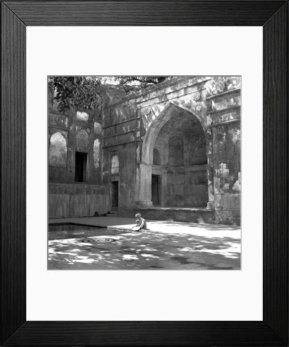 Framed Print : Washing in a deserted Palace pool Framed Print : Washing in a deserted Palace pool
