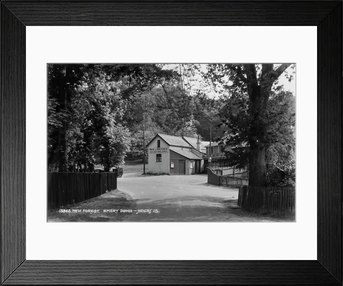 Framed Print : Mew Langton's Pub in Emery Down Framed Print : Mew Langton's Pub in Emery Down