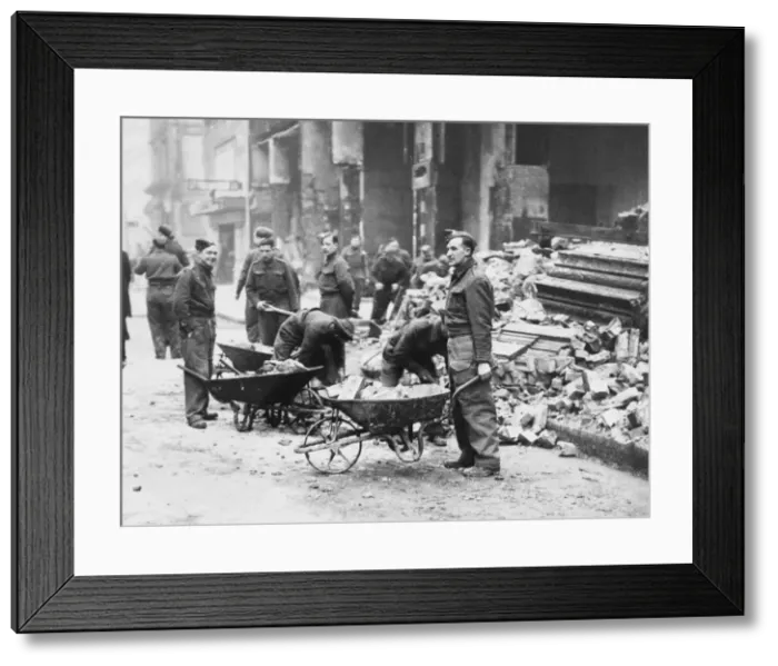 Framed Print : Clearing rubble from bombed buildings, London Framed Print : Clearing rubble from bombed buildings, London