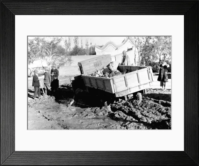 Framed Print : Construction workers in Kashgar, western China Framed Print : Construction workers in Kashgar, western China