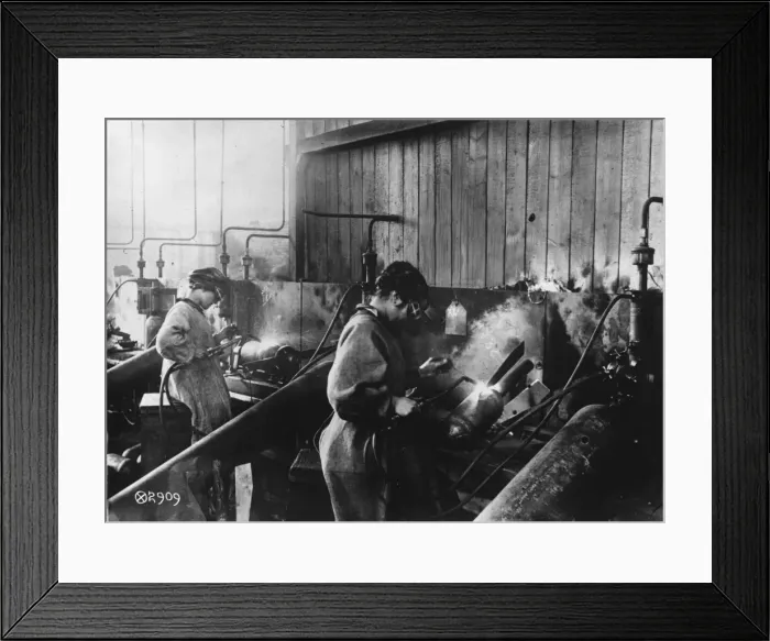Framed Print : Women war workers, USA Framed Print : Women war workers, USA