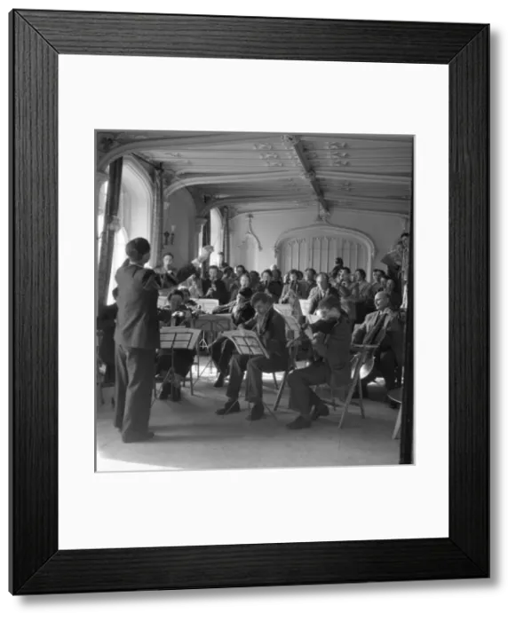 Framed Print : Amateur musicians at Missenden Abbey Framed Print : Amateur musicians at Missenden Abbey