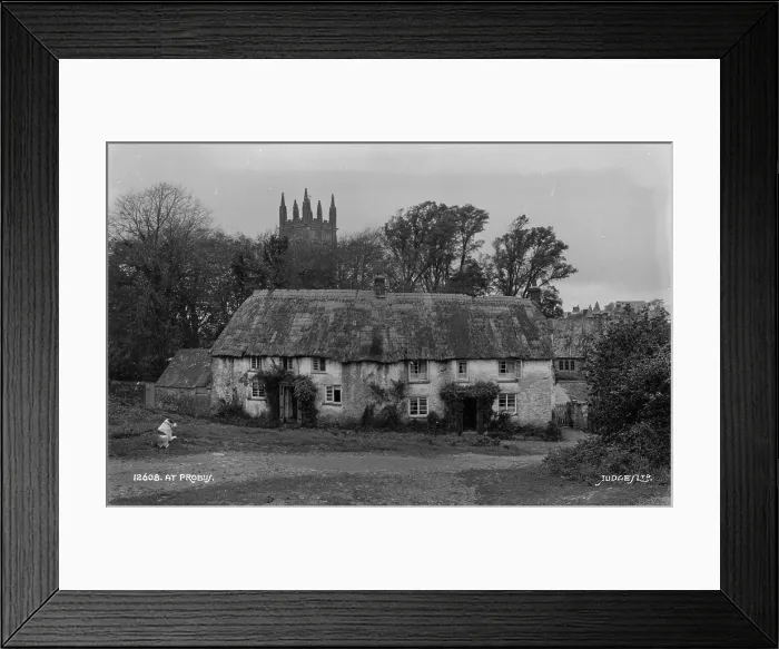 Framed Print : Historic Thatched Cottage in Probus Framed Print : Historic Thatched Cottage in Probus
