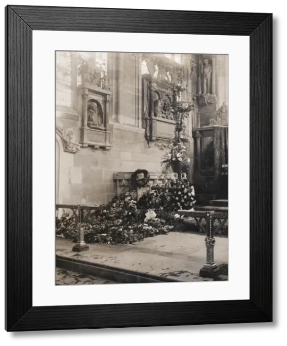 Framed Print : Shakespeares grave, Stratford upon Avon Framed Print : Shakespeares grave, Stratford upon Avon