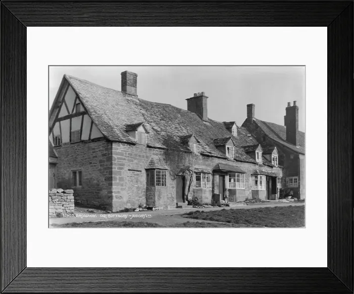 Framed Print : Old Cottage in Broadway Framed Print : Old Cottage in Broadway