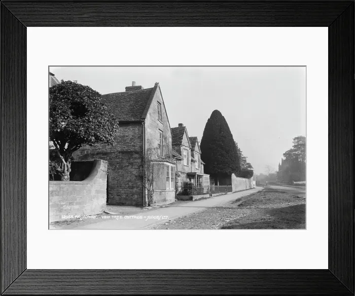 Framed Print : Yew Tree Cottage in Broadway Framed Print : Yew Tree Cottage in Broadway