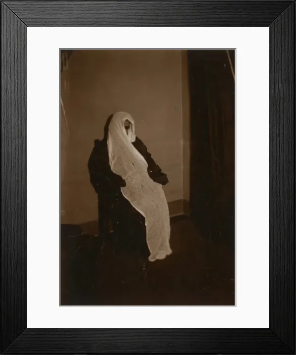 Framed Print : Scottish medium Helen Duncan blindfolded during a sance Framed Print : Scottish medium Helen Duncan blindfolded during a sance