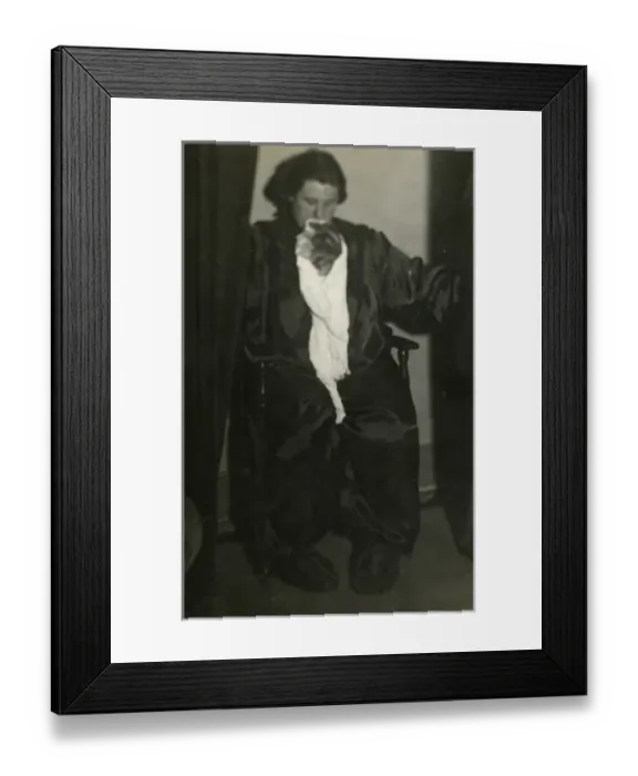 Framed Print : Helen Duncan emitting ectoplasm from her mouth Framed Print : Helen Duncan emitting ectoplasm from her mouth