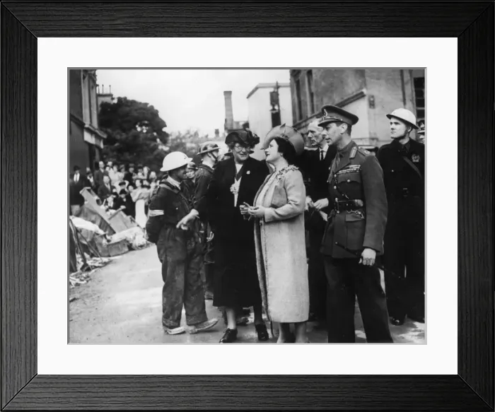 Framed Print : King and Queen with ARP wardens in London Framed Print : King and Queen with ARP wardens in London