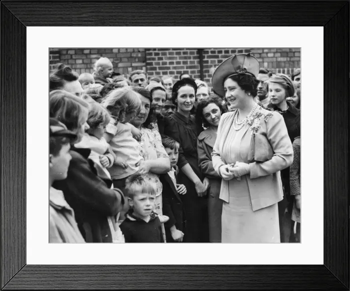 Framed Print : Queen Elizabeth meeting bombed London residents Framed Print : Queen Elizabeth meeting bombed London residents