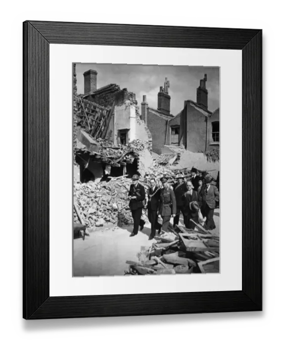 Framed Print : King George VI inspecting bomb damage in London Framed Print : King George VI inspecting bomb damage in London
