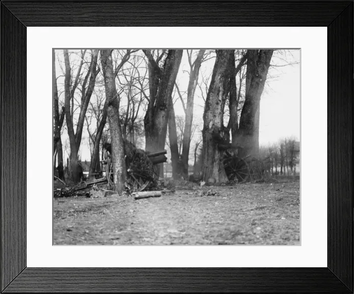 Framed Print : Howitzers in action 1917 Framed Print : Howitzers in action 1917