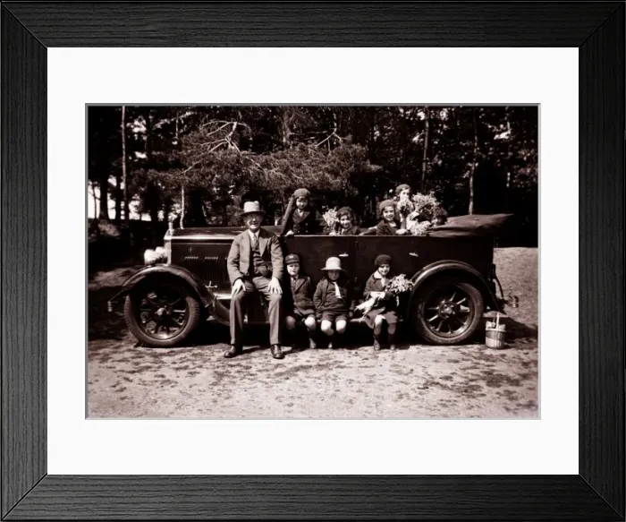 Framed Print : Children surround a Morris Empire Oxford 4-seater Tourer Framed Print : Children surround a Morris Empire Oxford 4-seater Tourer