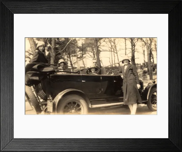 Framed Print : Family and open-top saloon Framed Print : Family and open-top saloon