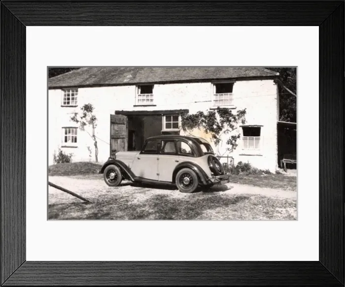 Framed Print : Morris 10 / 4 outside a country cottage Framed Print : Morris 10 / 4 outside a country cottage