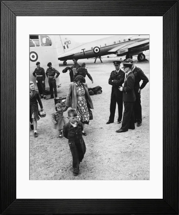 Framed Print : World War II evacuees Framed Print : World War II evacuees