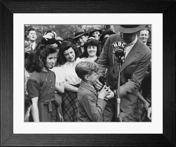 Framed Print : World War II evacuees Framed Print : World War II evacuees