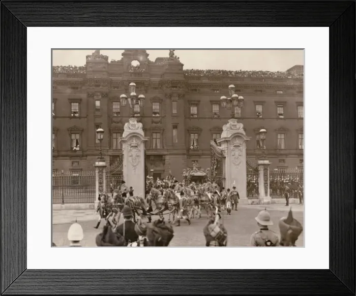 Framed Print : Coronation Procession leaving Buckingham Palace Framed Print : Coronation Procession leaving Buckingham Palace