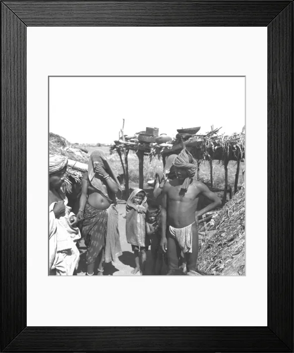 Framed Print : Family group in Mandu, Madhya Pradesh, Central India Framed Print : Family group in Mandu, Madhya Pradesh, Central India