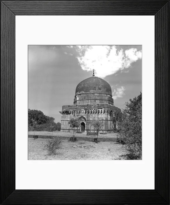 Framed Print : Domed building in Mandu, Madhya Pradesh, Central India Framed Print : Domed building in Mandu, Madhya Pradesh, Central India
