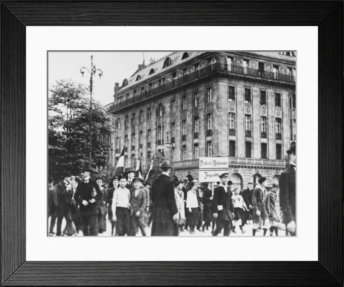 Framed Print : Berlin Demonstration 1919 Framed Print : Berlin Demonstration 1919