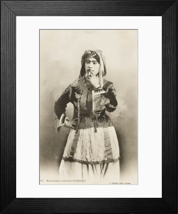 Framed Print : Moorish Woman smoking - Algeria Framed Print : Moorish Woman smoking - Algeria