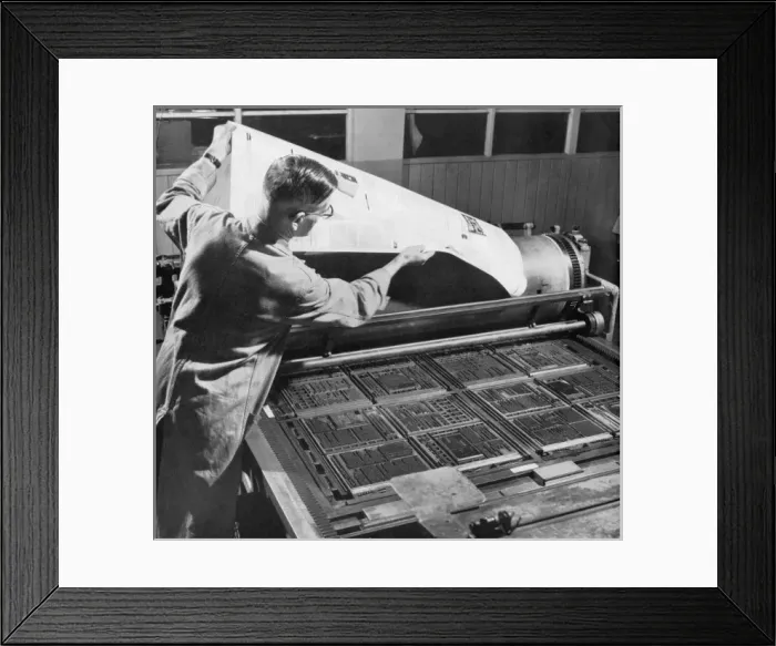 Framed Print : Lifting a proof off a large forme Framed Print : Lifting a proof off a large forme