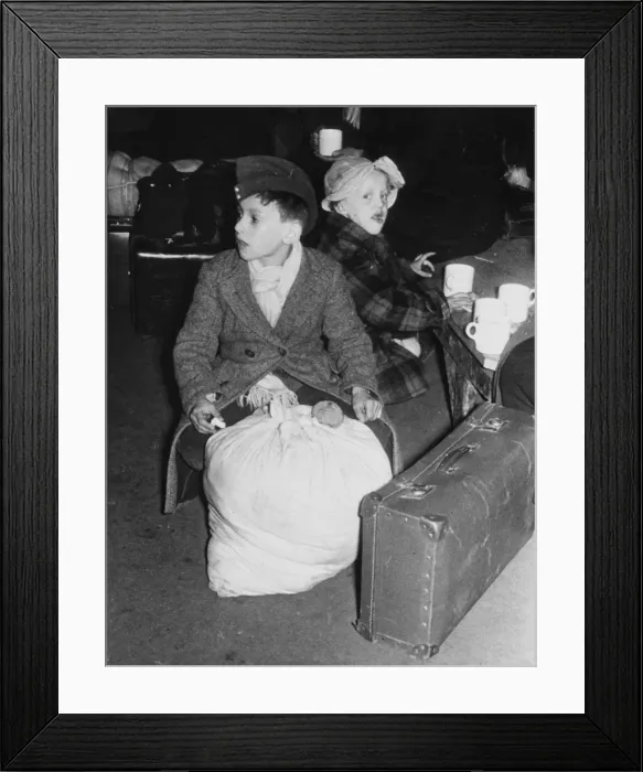 Framed Print : Refugee children in London WWII Framed Print : Refugee children in London WWII