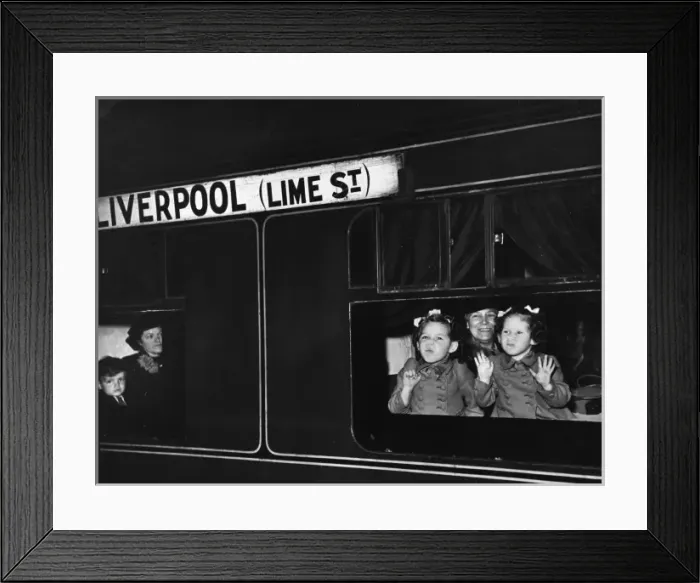 Framed Print : Child evacuees WWII Framed Print : Child evacuees WWII