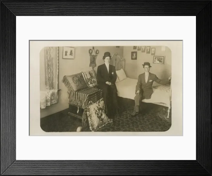 Framed Print : USA - a Lesbian couple at home Framed Print : USA - a Lesbian couple at home