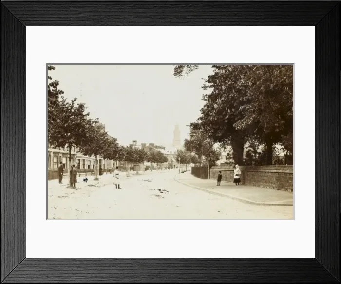 Framed Print : Banbury, Oxfordshire - Street Scene Framed Print : Banbury, Oxfordshire - Street Scene