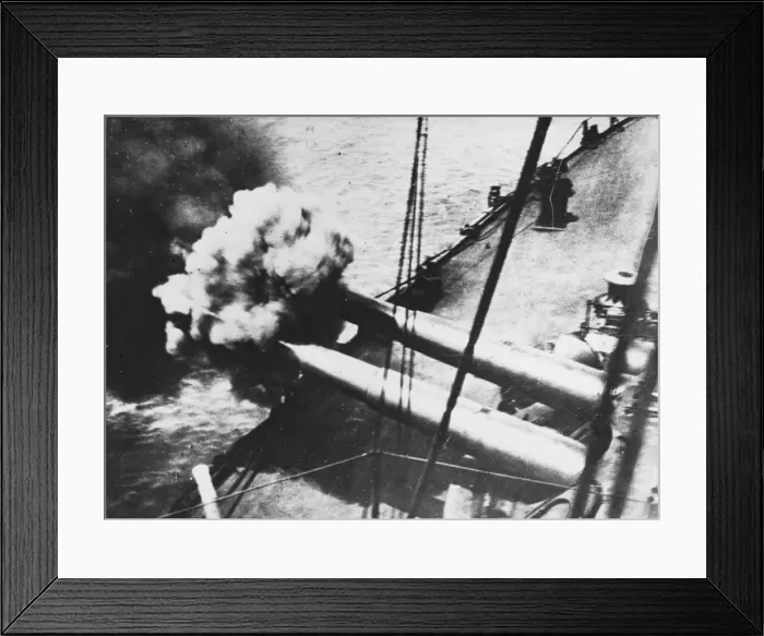 Framed Print : Artillery on British battleship WWI Framed Print : Artillery on British battleship WWI