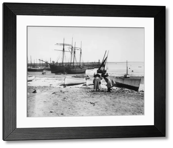 Framed Print : View of the harbour and pier at St Ives, Cornwall Framed Print : View of the harbour and pier at St Ives, Cornwall