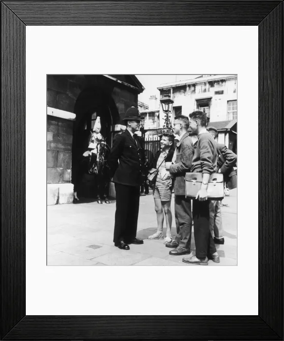 Framed Print : Met Police officer speaking to tourists Framed Print : Met Police officer speaking to tourists