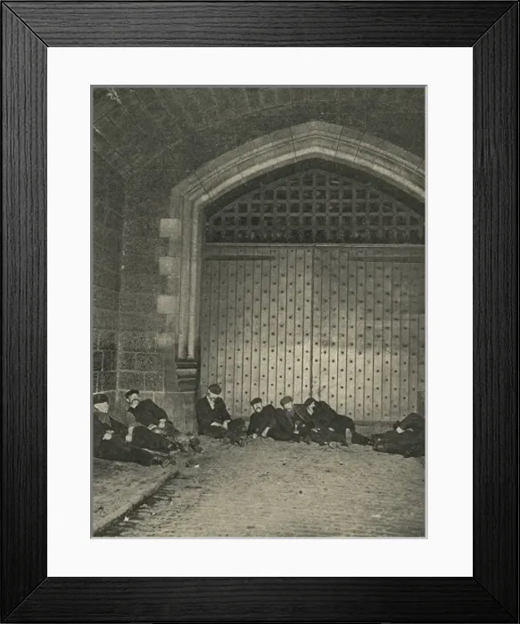 Framed Print : Vagrants sleeping rough in London Framed Print : Vagrants sleeping rough in London