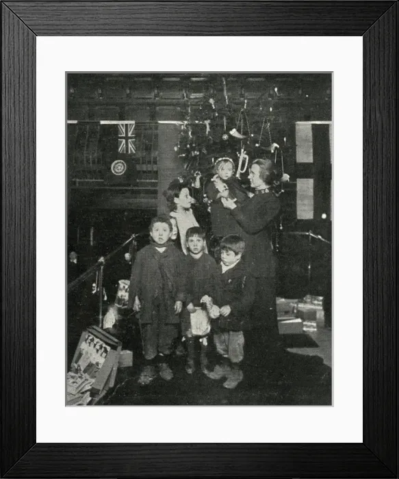 Framed Print : Salvation Army Christmas treat for East End children Framed Print : Salvation Army Christmas treat for East End children