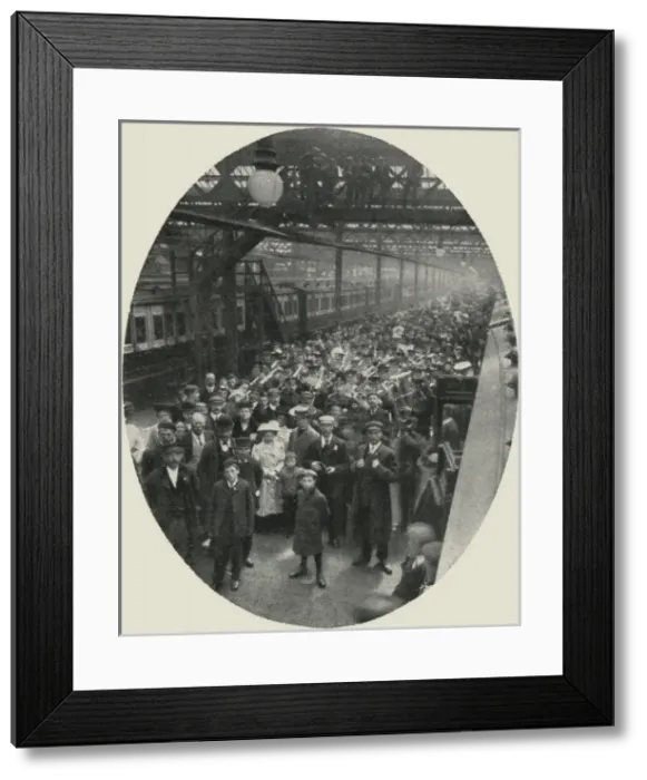 Framed Print : Families helped to emigrate by the Salvation Army Framed Print : Families helped to emigrate by the Salvation Army