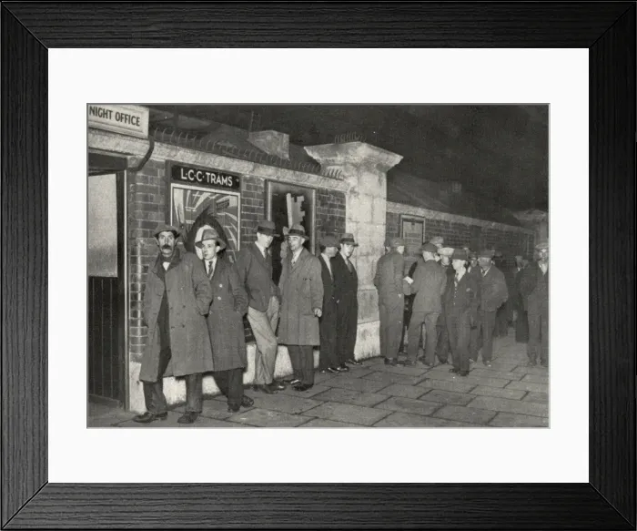 Framed Print : London County Council Night Office, Charing Cross Bridge Framed Print : London County Council Night Office, Charing Cross Bridge