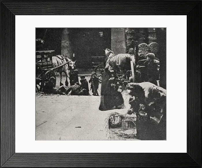 Framed Print : Old women scavenging, East End of London Framed Print : Old women scavenging, East End of London